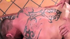 Tattooed hunks Chris Neal and Colin Steele love bareback anal action