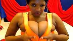 Ebony boobs webcam: Silkytits (3 videos!)